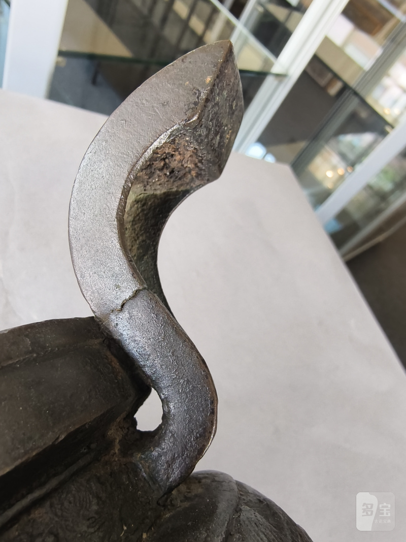 Two bronze incense burners, one on three legs, the second in the shape of a 'fang ding' - 图6